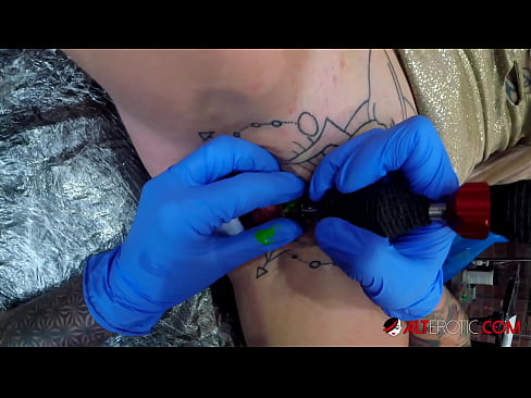 ❤️ Sully Savage, hottie estremamente tatuata, hà fattu un tatuatu nantu à u clitoris Sluts à porn co.com-fullporner.ru